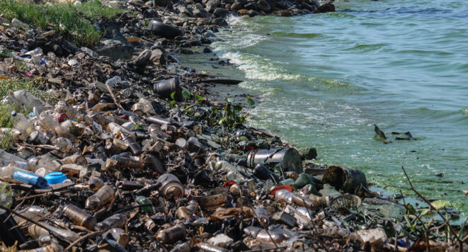 Pollution sur les rives du lagon de Maracaibo © The Photographer. CC BY-SA 3.0, via Wikimedia Commons Pollution sur les rives du lagon de Maracaibo © The Photographer. CC BY-SA 3.0, via Wikimedia Commons