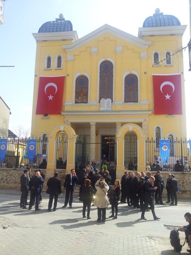 Réouverture de la synagogue d'Edirne, après travaux (photographie personnelle, 2015). Réouverture de la synagogue d'Edirne, après travaux (photographie personnelle, 2015).