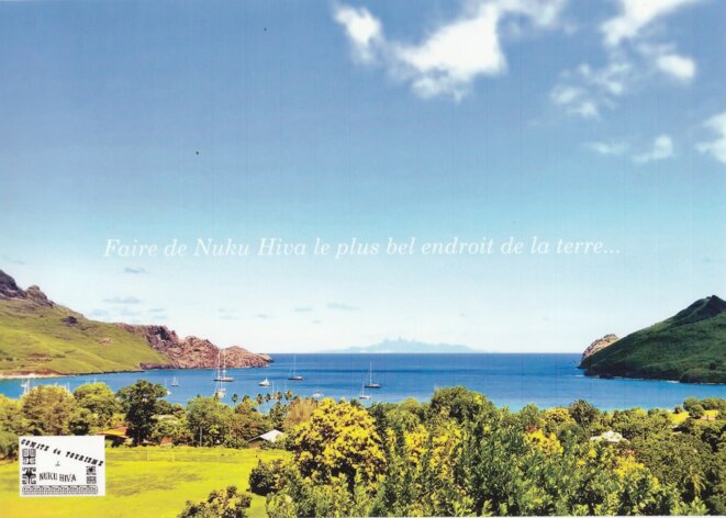 L’ Île de Ua Pou,dans le lointain, dont les pics déchirent l’horizon (le point de départ). Vue depuis le rivage de la baie de Taiohae à Nuku Hiva (le point d’arrivée).