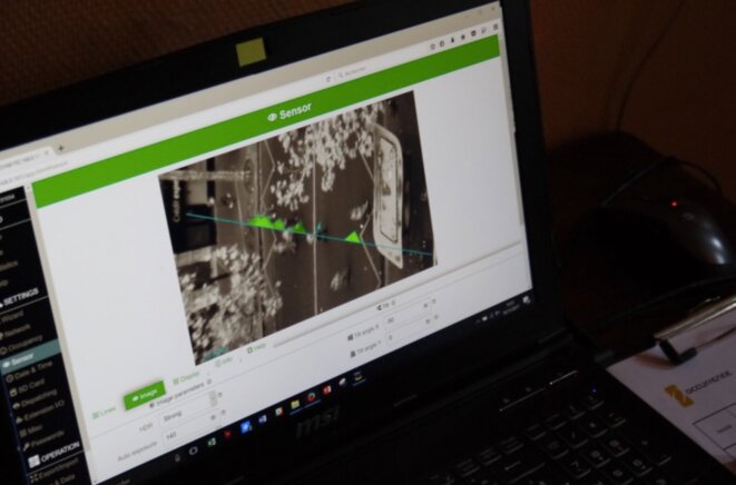 L'ordinateur connecté au capteur vidéo, et muni d'un logiciel permettant de compter toute personne franchissant le rayon vert. © Dan Israel L'ordinateur connecté au capteur vidéo, et muni d'un logiciel permettant de compter toute personne franchissant le rayon vert. © Dan Israel