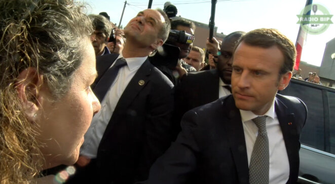 Emmanuel Macron reçoit la lettre du Collectif Mosellan de Lutte contre la Misère des mains d'une militante Emmanuel Macron reçoit la lettre du Collectif Mosellan de Lutte contre la Misère des mains d'une militante