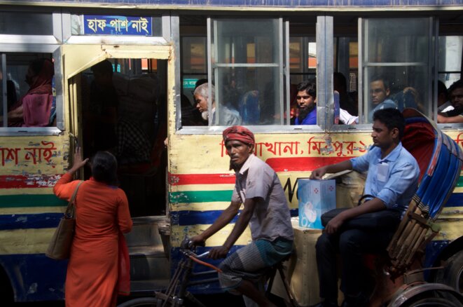 Un bus à Shahbag Square, ancien point de rendez-vous des manifestations à Dacca © Guillaume Delacroix Un bus à Shahbag Square, ancien point de rendez-vous des manifestations à Dacca © Guillaume Delacroix