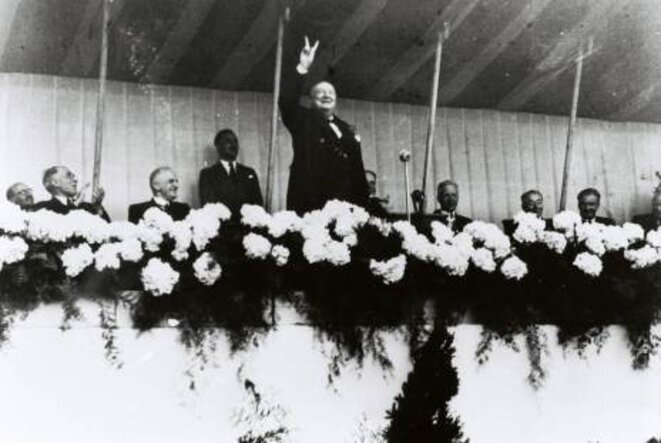 Sir Winston Churchill, au centre, accueilli en héros au Congrès du Mouvement européen de La Haye (1948). Son mot d'ordre aux Européens : UNISSEZ-VOUS ! © Médiathèque de la Fondation Jean Monnet pour l'Europe, Lausanne. Sir Winston Churchill, au centre, accueilli en héros au Congrès du Mouvement européen de La Haye (1948). Son mot d'ordre aux Européens : UNISSEZ-VOUS ! © Médiathèque de la Fondation Jean Monnet pour l'Europe, Lausanne.