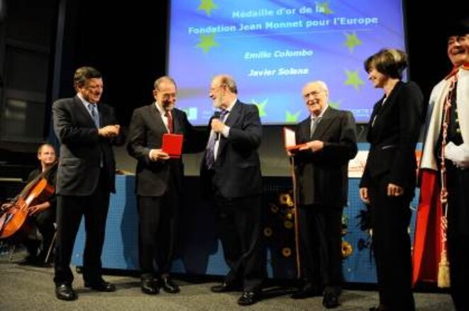 Cérémonie de remise des médailles d'or de la Fondation Jean Monnet pour l'Europe: Micheline Calmy-Rey, Emilio Colombo, José María Gil-Robles, Javier Solana et José Manuel Barroso (de droite à gauche - photo CE). © Commission européenne Cérémonie de remise des médailles d'or de la Fondation Jean Monnet pour l'Europe: Micheline Calmy-Rey, Emilio Colombo, José María Gil-Robles, Javier Solana et José Manuel Barroso (de droite à gauche - photo CE). © Commission européenne