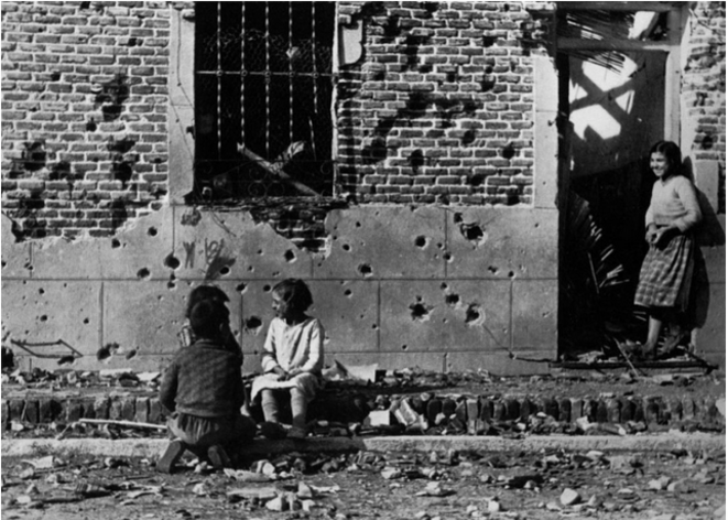Photo de Robert Capa, enfants devant une maison d'Entrevías, novembre 1936. © Robert Capa Photo de Robert Capa, enfants devant une maison d'Entrevías, novembre 1936. © Robert Capa