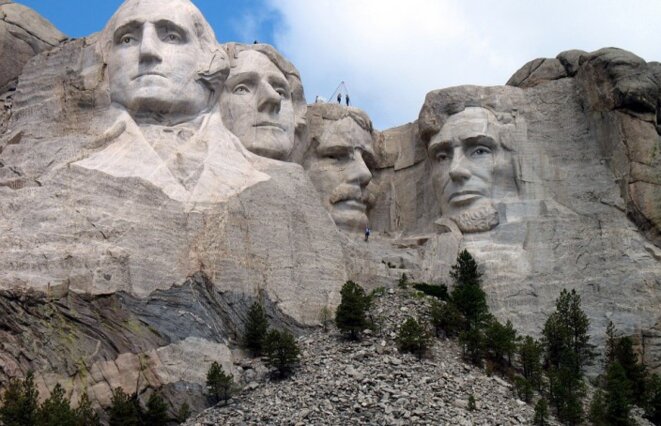 Le Mont Rushmore - George Washington, Thomas Jefferson, Théodore Roosevelt et Abraham Lincoln (de gauche à droite). Le Mont Rushmore - George Washington, Thomas Jefferson, Théodore Roosevelt et Abraham Lincoln (de gauche à droite).