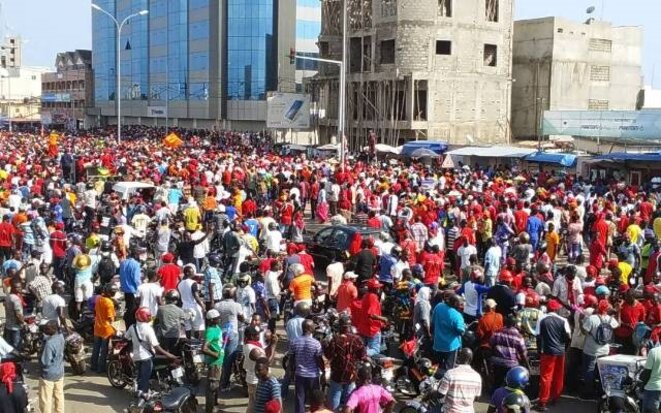 Une foule toujours aussi compacte sur le boulevard Deckon le 16 novembre Une foule toujours aussi compacte sur le boulevard Deckon le 16 novembre