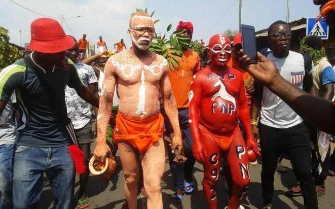 Des formes d'expression originales aux couleurs des partis de la coalition le 17 novembre à Lomé sur le boulevard Deckon Des formes d'expression originales aux couleurs des partis de la coalition le 17 novembre à Lomé sur le boulevard Deckon