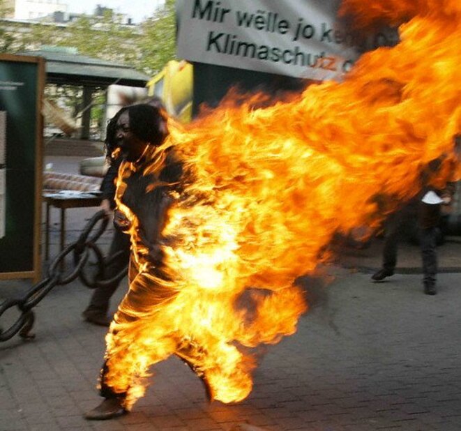 Suicide par le feu, l'un des actes les plus courageux et désespéré pour attirer l'attention sur la situation des Afrodescendants en €urope au 21ème siècle Suicide par le feu, l'un des actes les plus courageux et désespéré pour attirer l'attention sur la situation des Afrodescendants en €urope au 21ème siècle