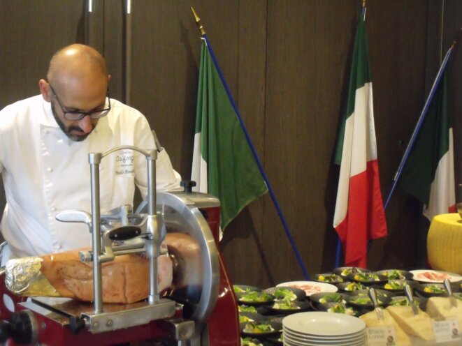 "Une tranche de jambon de Parme, aérienne comme le voile de la mariée" © Philippe Léger "Une tranche de jambon de Parme, aérienne comme le voile de la mariée" © Philippe Léger