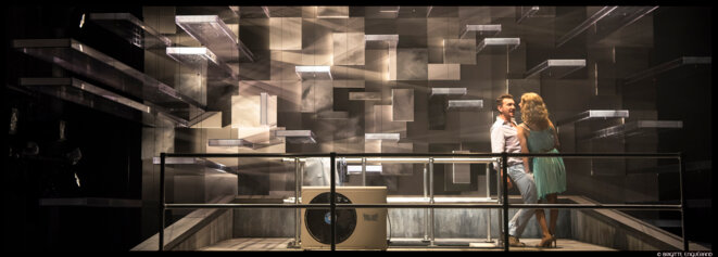 Après la pluie, la cigarette en majesté névrosée au Français