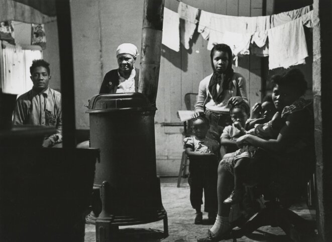 Marvin E. Newman, Newly arrived family, Chicago, 1951, Galerie Les Douches, Paris © Marvin E Newman Marvin E. Newman, Newly arrived family, Chicago, 1951, Galerie Les Douches, Paris © Marvin E Newman