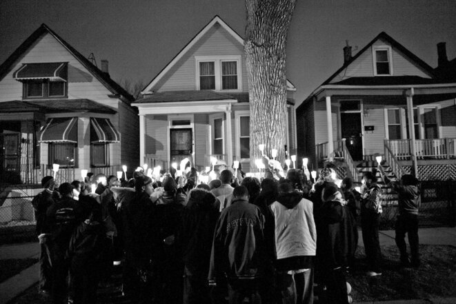Carlos Javier Ortiz, "Night Vigil, Englewood, Chicago, 2008", photographie, Galerie Les Douches, Paris © Carlos Javier Ortiz Carlos Javier Ortiz, "Night Vigil, Englewood, Chicago, 2008", photographie, Galerie Les Douches, Paris © Carlos Javier Ortiz