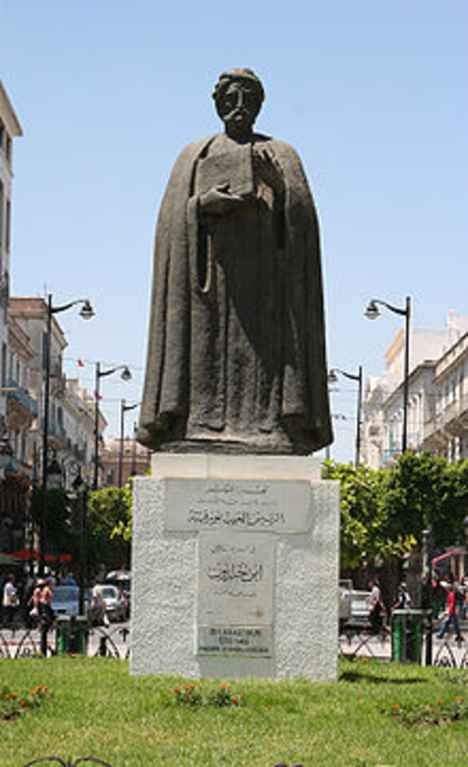 Statue d'Ibn Khaldoun sur la place de l'Indépendance à Tunis Statue d'Ibn Khaldoun sur la place de l'Indépendance à Tunis