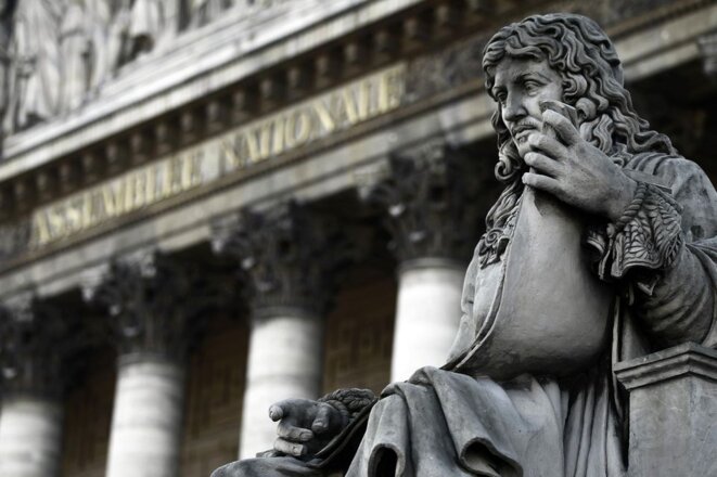 La statue de Jean-Baptiste Colbert, un des rédacteurs du Code Noir, face à l'Assemblée Nationale La statue de Jean-Baptiste Colbert, un des rédacteurs du Code Noir, face à l'Assemblée Nationale