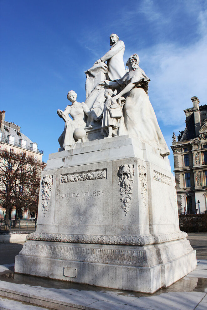 Statue de Jules Ferry, en compagnie de Marianne, aux jardins des Tuileries Statue de Jules Ferry, en compagnie de Marianne, aux jardins des Tuileries