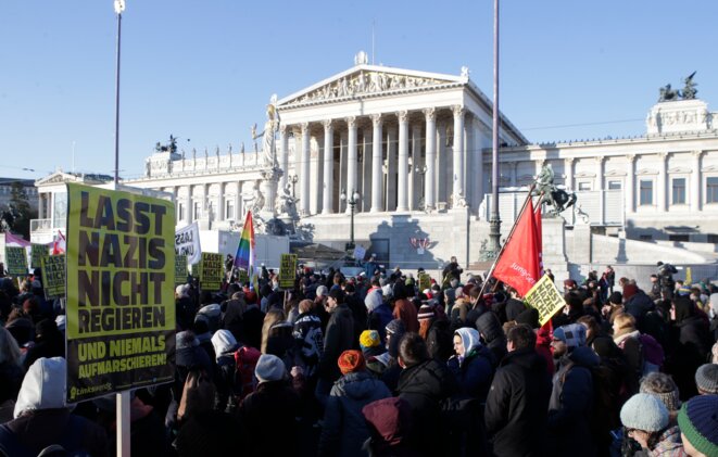« Ne laisse pas les nazis gouverner » Manifestation lundi 18 décembre à Vienne pendant la prestation de serment du nouveau gouvernement © Reuters « Ne laisse pas les nazis gouverner » Manifestation lundi 18 décembre à Vienne pendant la prestation de serment du nouveau gouvernement © Reuters