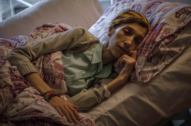 Nuriye Gülmen se repose dans son lit à Ankara, début décembre, quelques jours après sa libération © Jérémie Berlioux