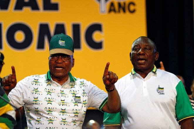 Jacob Zuma (avec la casquette) et son successeur Cyril Ramaphosa, célébrant la victoire de ce dernier lundi 18 décembre 2017. © Reuters Jacob Zuma (avec la casquette) et son successeur Cyril Ramaphosa, célébrant la victoire de ce dernier lundi 18 décembre 2017. © Reuters