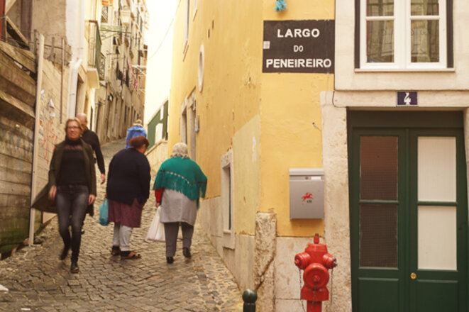 Dans le quartier d'Alfama, deux populations se croisent. Touristes et habitants, de moins en moins nombreux. © AP Dans le quartier d'Alfama, deux populations se croisent. Touristes et habitants, de moins en moins nombreux. © AP