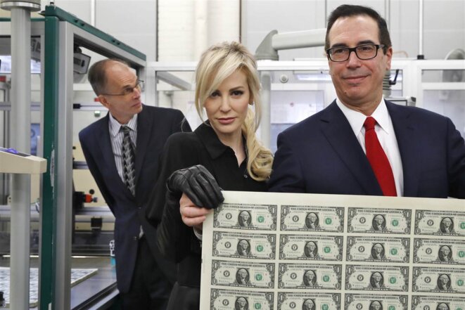 Le secrétaire d'État américain au Trésor Steven Mnuchin et sa femme, Louise Linton © Jacquelyn Martin Le secrétaire d'État américain au Trésor Steven Mnuchin et sa femme, Louise Linton © Jacquelyn Martin