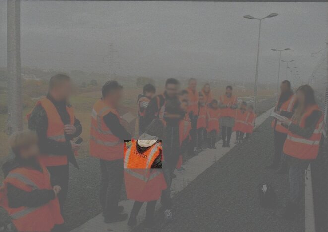 des groupes d'enfants participant aux essais ferroviaires sur la ligne à grande vitesse encore non-homologuée quelques jours avant le déraillement (LGV-Est Européenne 2ème phase d'homologation, octobre 2015) des groupes d'enfants participant aux essais ferroviaires sur la ligne à grande vitesse encore non-homologuée quelques jours avant le déraillement (LGV-Est Européenne 2ème phase d'homologation, octobre 2015)