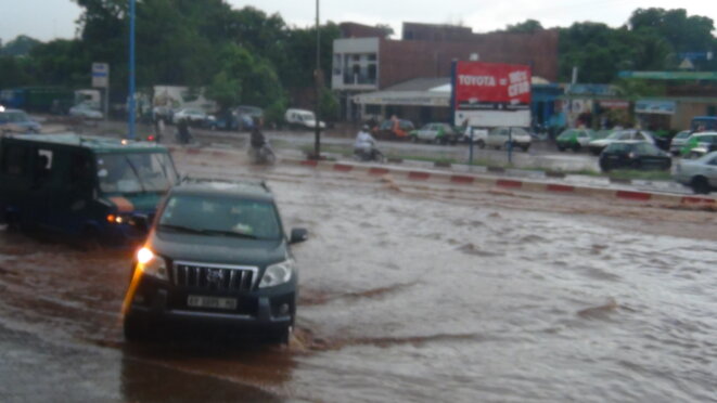 Photo prise à Bamako en juin 2017 pendant la saison des pluies. Un témoignage de l’état de pauvreté des voiries et des infrastructures dans la capitale. © Mohamed Amara Photo prise à Bamako en juin 2017 pendant la saison des pluies. Un témoignage de l’état de pauvreté des voiries et des infrastructures dans la capitale. © Mohamed Amara