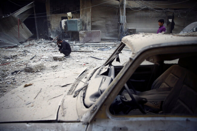 Après un bombardement, le 17 novembre 2017 à Douma, dans la plaine syrienne de la Ghouta. © REUTERS/Bassam Khabieh Après un bombardement, le 17 novembre 2017 à Douma, dans la plaine syrienne de la Ghouta. © REUTERS/Bassam Khabieh