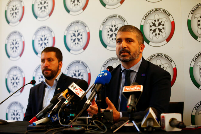 Simone Di Stefano, numéro deux de CasaPound, lors d'une conférence de presse le 9 novembre 2017 à Rome. © Reuters / Tony Gentile. Simone Di Stefano, numéro deux de CasaPound, lors d'une conférence de presse le 9 novembre 2017 à Rome. © Reuters / Tony Gentile.