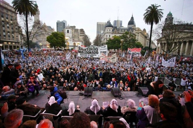 Mobilisation sur la plaza de Mayo, à Buenos Aires, le 11 août 2017, exigeant la 'réapparition' de Santiago Maldonado © Wikipedia.