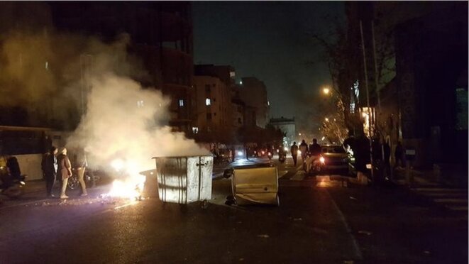 Manifestation à Téhéran (Iran), le 30 décembre 2017. © Reuters (image extraite des réseaux sociaux) Manifestation à Téhéran (Iran), le 30 décembre 2017. © Reuters (image extraite des réseaux sociaux)