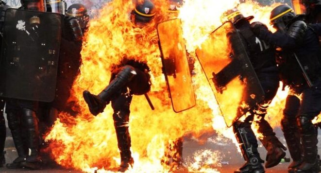 Un CRS en feu le 1er mai 2017. Une image forte qui a fait le tour du monde en quelques heures. © APF/ZAKARIA ABDELKAF Un CRS en feu le 1er mai 2017. Une image forte qui a fait le tour du monde en quelques heures. © APF/ZAKARIA ABDELKAF