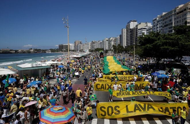 C'était le 26 mars dernier, à Rio, une manifestation en faveur du "Lava Jato". Depuis, ce soutien populaire s'érode © reuters C'était le 26 mars dernier, à Rio, une manifestation en faveur du "Lava Jato". Depuis, ce soutien populaire s'érode © reuters