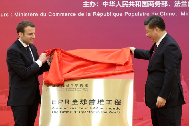 Emmanuel Macron et Xi Jinping dévoilant le 9 janvier une plaque pour le lancement du premier EPR dans le monde. © Reuters