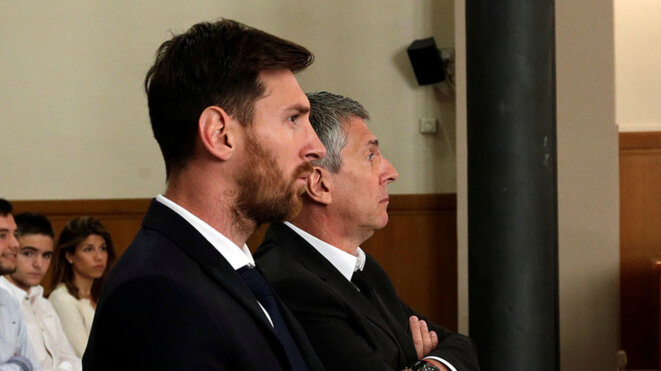 Lionel Messi et son père Jorge (à l'arrière-plan) lors de leur procès pour fraude fiscale, en juin 2016 à Barcelone. © Reuters