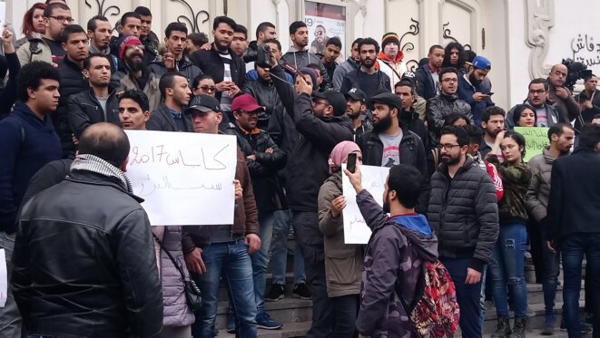 « À bas la loi de finances », clament les manifestants. © L. B. « À bas la loi de finances », clament les manifestants. © L. B.