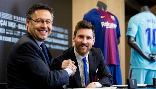 El presidente del Barça, Josep María Bartomeu, y Lionel Messi tras la firma del contrato, el 25 de noviembre de 2017. © Reuters El presidente del Barça, Josep María Bartomeu, y Lionel Messi tras la firma del contrato, el 25 de noviembre de 2017. © Reuters