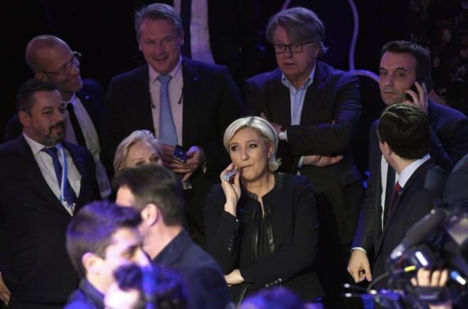 Le 4 avril 2017, lors du débat télévisé précédant le premier tour. Marine Le Pen entourée de Philippe Olivier, sa sœur aînée Marie-Caroline Le Pen, le député Gilbert Collard, Florian Philippot, et le secrétaire général du FN Nicolas Bay. © Reuters Le 4 avril 2017, lors du débat télévisé précédant le premier tour. Marine Le Pen entourée de Philippe Olivier, sa sœur aînée Marie-Caroline Le Pen, le député Gilbert Collard, Florian Philippot, et le secrétaire général du FN Nicolas Bay. © Reuters