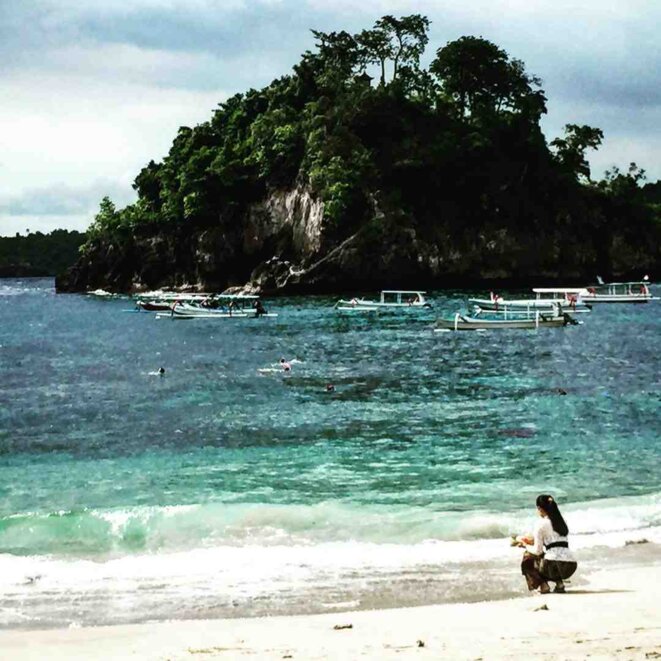 1er janvier 2018, Crystal Bay, île de Nusa Penida: première offrande... © Claude Hudelot 1er janvier 2018, Crystal Bay, île de Nusa Penida: première offrande... © Claude Hudelot