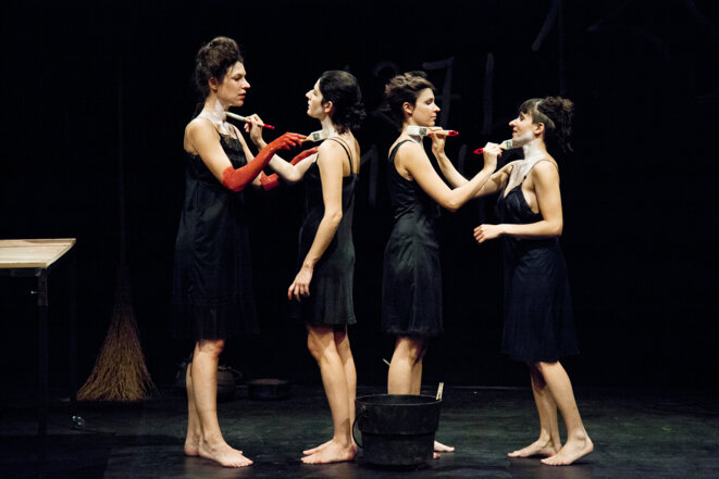 Scène de "Le monde renversé" © Dorothée Thebert Filliger Scène de "Le monde renversé" © Dorothée Thebert Filliger