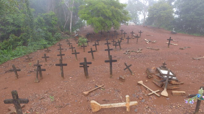 photo-004-beyondfordlandia-gmail-com-fordlandia-cemitery-waterfront-0061