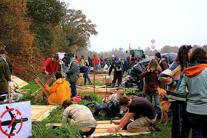 Volontaires construisant une cabane dans la ZàD © Llann Wé - Wikimedia Commons Volontaires construisant une cabane dans la ZàD © Llann Wé - Wikimedia Commons