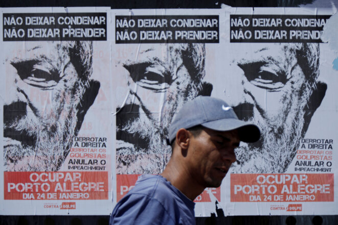 «Occupez Porto Alegre», clame une affiche de soutien à Lula. © Reuters