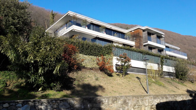 La résidence qui abrite l'appartement de Marco Bizzari à Vico Morcote, village perché du canton suisse de Tessin qui surplombe le lac Lugano © Vittorio Malagutti / L'Espresso La résidence qui abrite l'appartement de Marco Bizzari à Vico Morcote, village perché du canton suisse de Tessin qui surplombe le lac Lugano © Vittorio Malagutti / L'Espresso