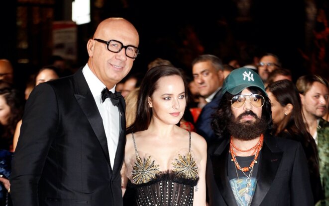 Marco Bizzarri (à gauche) avec l'actrice Dakota Johnson et le directeur de la création de Gucci Alessandro Michele, lors de la Fashion Week de Milan le 24 septembre 2017 © Reuters Marco Bizzarri (à gauche) avec l'actrice Dakota Johnson et le directeur de la création de Gucci Alessandro Michele, lors de la Fashion Week de Milan le 24 septembre 2017 © Reuters