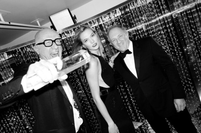 Marco Bizzarri (à gauche) avec la mannequin Karlie Kloss et son patron François-Henri Pinault (à droite), après avoir reçu le prix de l’International Business Leader lors des Fashion Awards britanniques, en décembre 2016 à Londres © British Fashion Council Marco Bizzarri (à gauche) avec la mannequin Karlie Kloss et son patron François-Henri Pinault (à droite), après avoir reçu le prix de l’International Business Leader lors des Fashion Awards britanniques, en décembre 2016 à Londres © British Fashion Council
