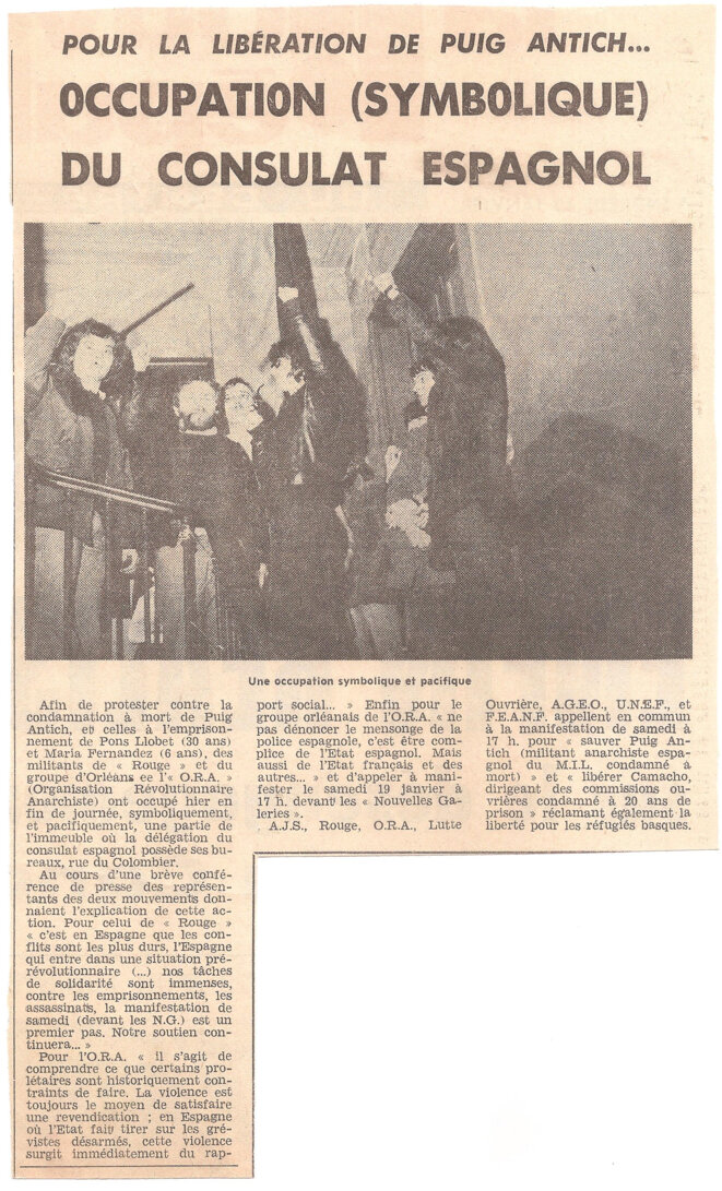 Article paru dans « La Nouvelle République » le 18 janvier 1974 sur l'occupation du Consulat espagnol d'Orléans. Sur la photo, l'un des occupants brandit un pied-de-biche. © archives privées Article paru dans « La Nouvelle République » le 18 janvier 1974 sur l'occupation du Consulat espagnol d'Orléans. Sur la photo, l'un des occupants brandit un pied-de-biche. © archives privées