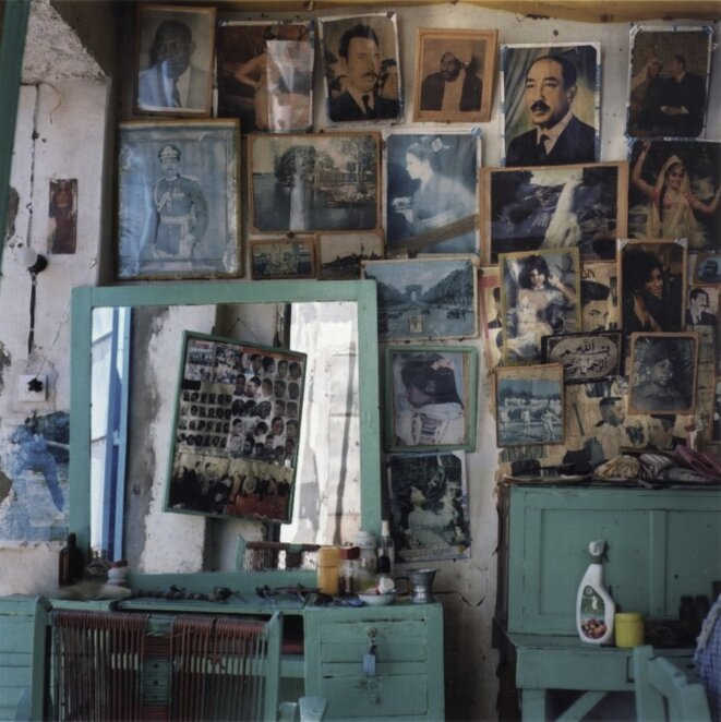 Claude Iverné, "Barbier & Salon de coiffure, tribu Zaghawa, Geneina, Darfour ouest", décembre 2005, "De la couleur", Galerie Agathe Gaillard, 2017-18 © Claude Iverné / Elnour Claude Iverné, "Barbier & Salon de coiffure, tribu Zaghawa, Geneina, Darfour ouest", décembre 2005, "De la couleur", Galerie Agathe Gaillard, 2017-18 © Claude Iverné / Elnour