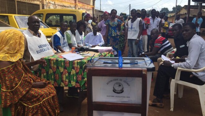 Bureau de vote en plein air dans un quartier du port de Conakry. © Crédit photo © RFI/Guillaume Thibault Bureau de vote en plein air dans un quartier du port de Conakry. © Crédit photo © RFI/Guillaume Thibault