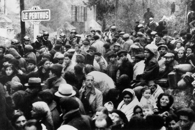 Spanish refugees arriving across the French border in the village of Le Perthus, February 1939. © ﻿﻿David Seymour. Musée national de l'histoire et des cultures de l'immigration